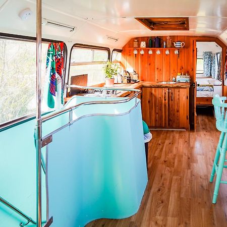 Double Decker Bus At Valentia Island Escape Hotell Chapeltown Eksteriør bilde