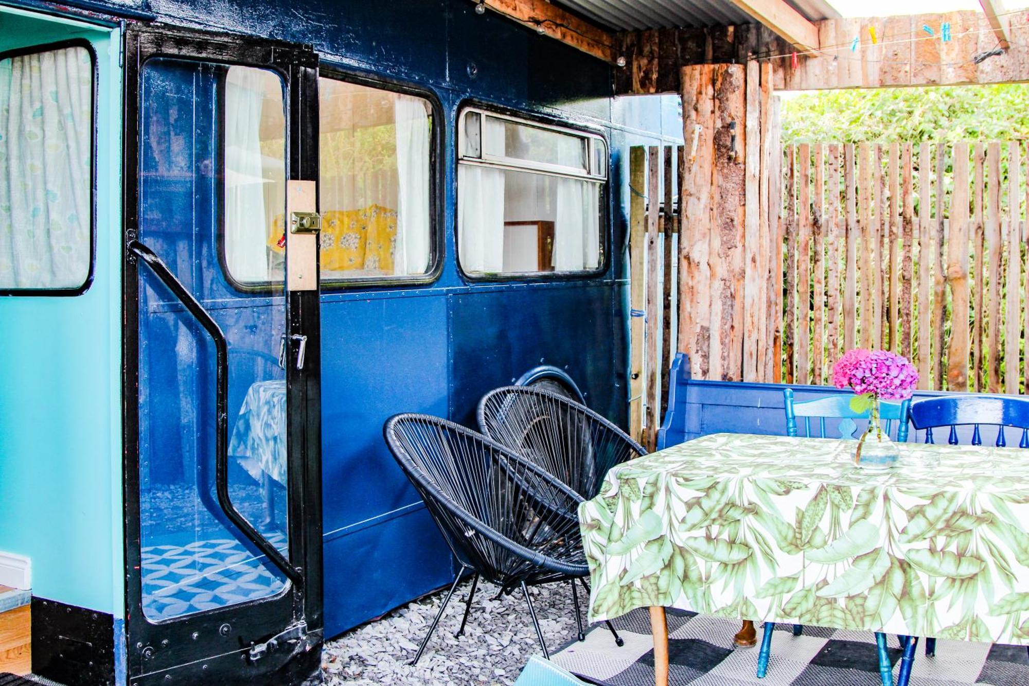 Double Decker Bus At Valentia Island Escape Hotell Chapeltown Eksteriør bilde