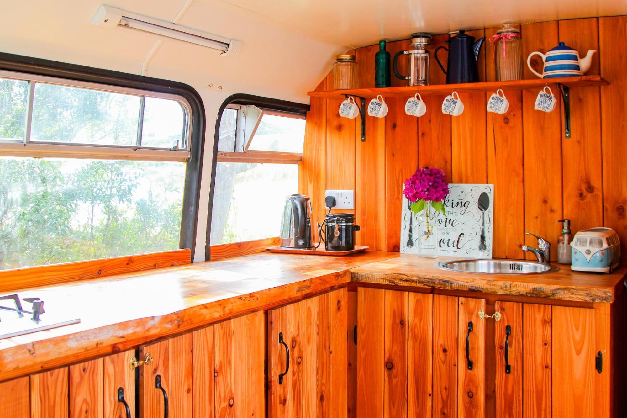 Double Decker Bus At Valentia Island Escape Hotell Chapeltown Eksteriør bilde