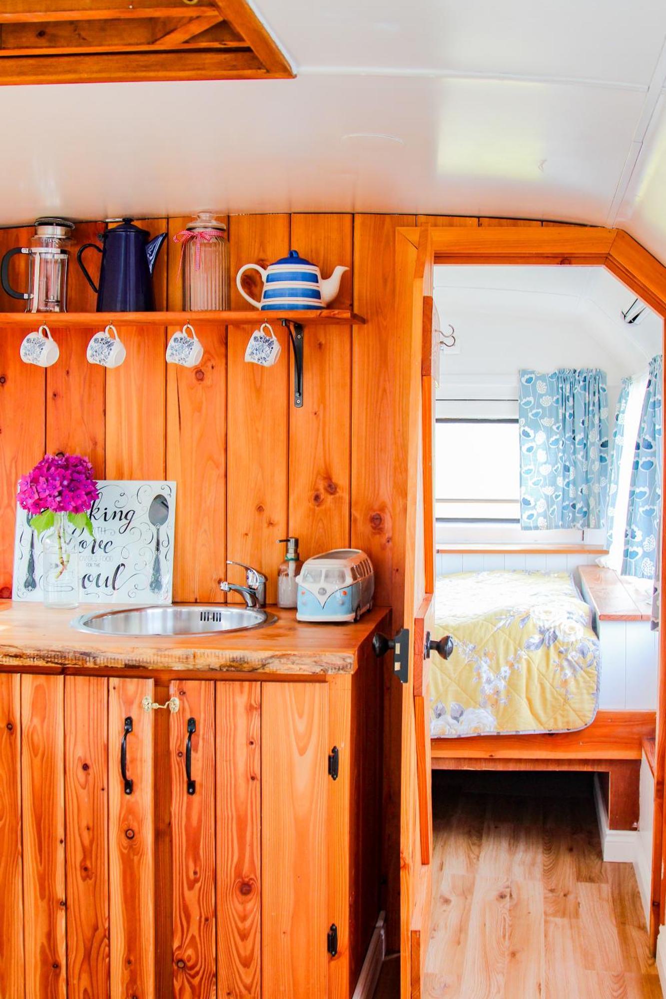 Double Decker Bus At Valentia Island Escape Hotell Chapeltown Eksteriør bilde