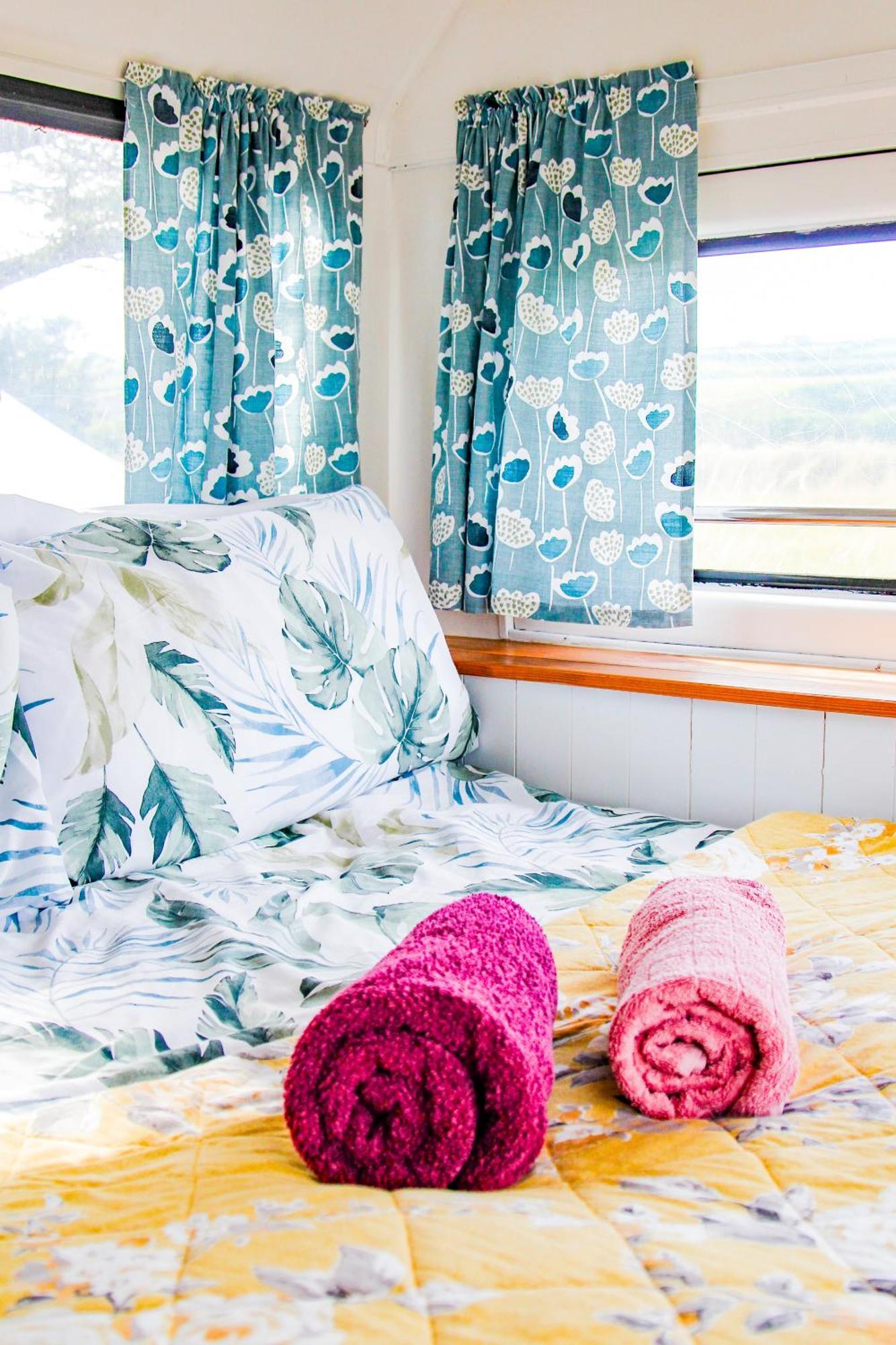 Double Decker Bus At Valentia Island Escape Hotell Chapeltown Eksteriør bilde