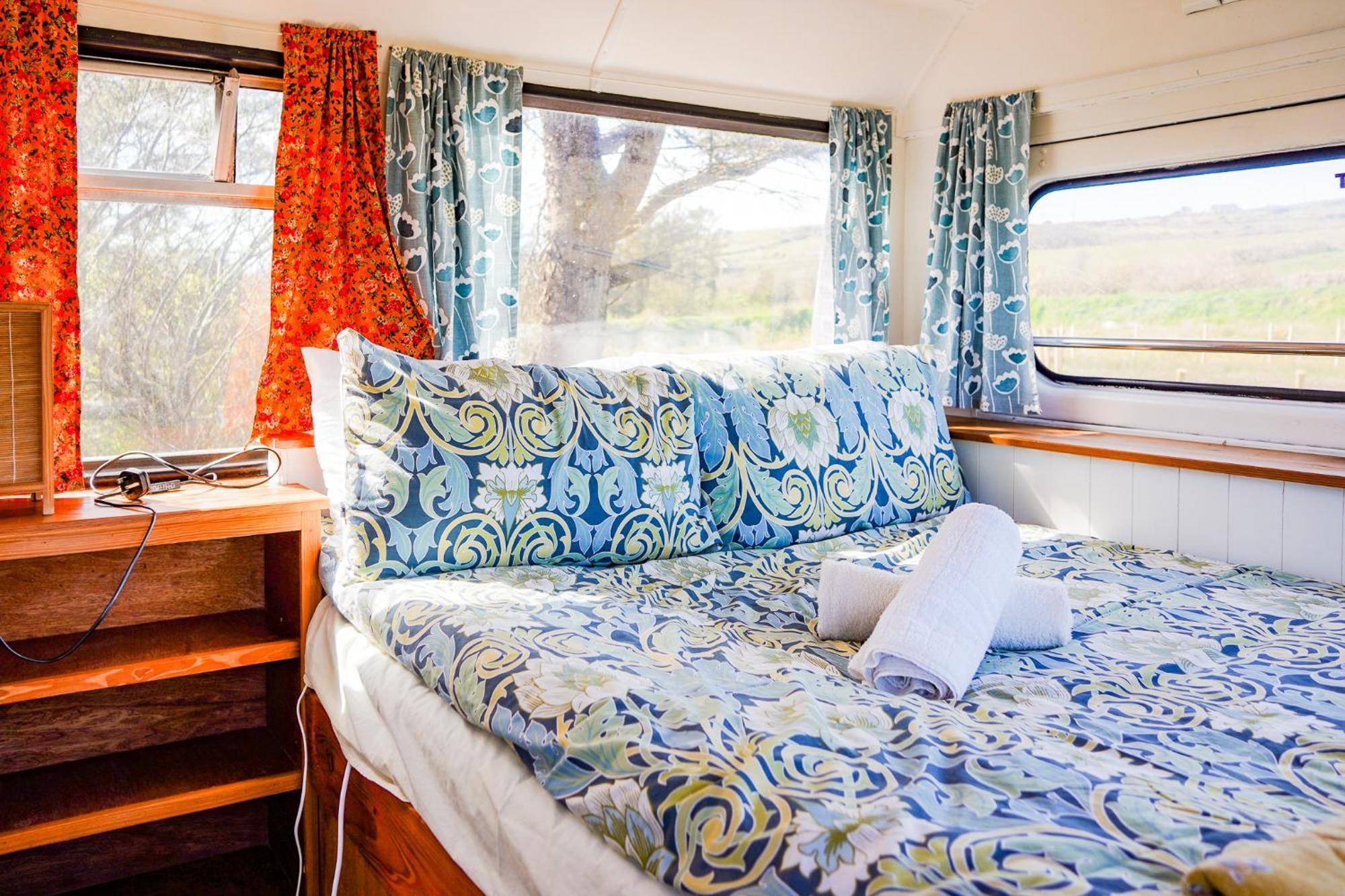 Double Decker Bus At Valentia Island Escape Hotell Chapeltown Eksteriør bilde